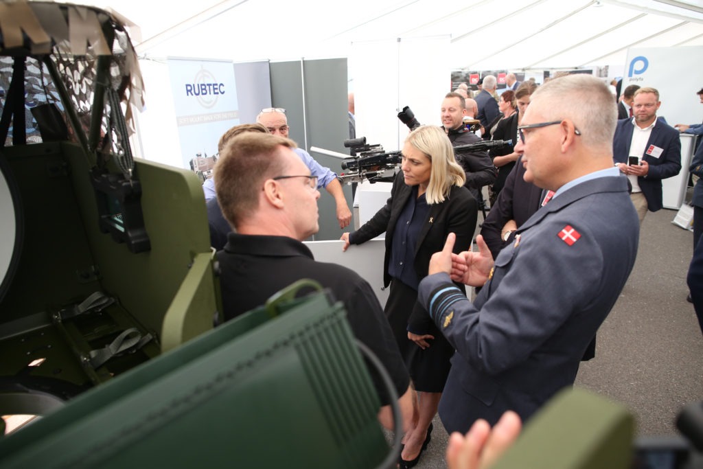 Forsvarsminister Trine Bramsen. Forsvarets materiel.