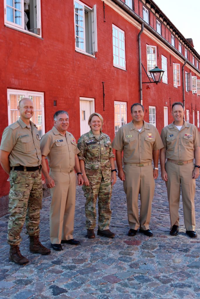 OL Bo Stenhuus (NRFC sekretariat), Rear Admiral Richard Rodriguez (daværende US Head of Delegation NRFC og Reserve Vice Director for Joint Force Development, J7, Joint Staff), BG Charlotte Wetche (Chair NRFC), Rear Admiral Donald M. Plummer (nuværende US HoD NRFC), CAPT US Navy Matthew Hawkins