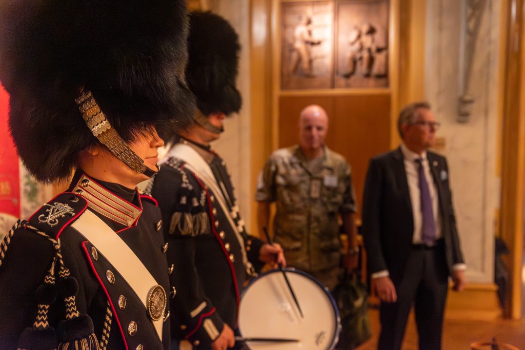 Traditionen tro blev møderne afsluttet med tappenstreg, hvor Den Kongelige Livgardes Tamburkorps akkompagnerede deltagerne ud af Arbejdsmuseets fællessal.